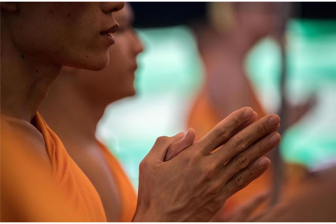 Um zu entsagen, verzichten Mönche und Nonnen täglich nach zwölf Uhr Mittags auf jegliche Nahrung. Zusätzlich gibt es noch monatliche Fastentage.