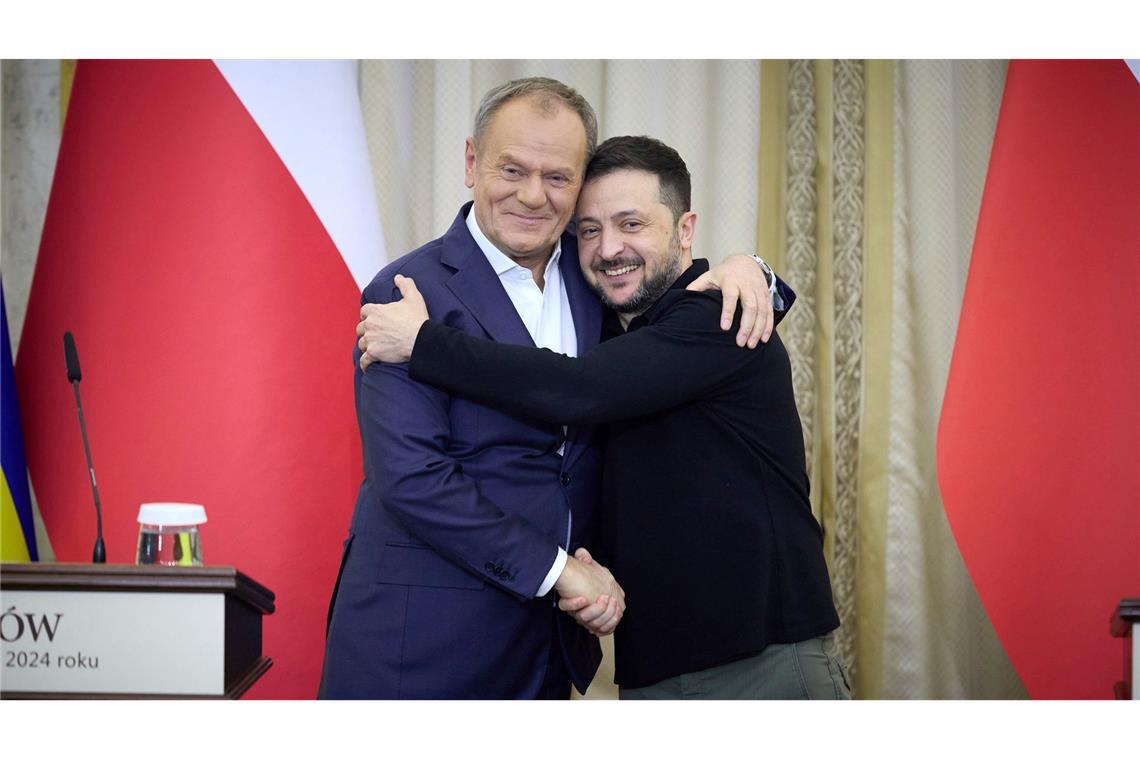 Bilder des Tages Umarmung: Der ukrainische Präsident Wolodymyr Selenskyj trifft den polnischen Ministerpräsidenten Donald Tusk in Lwiw.