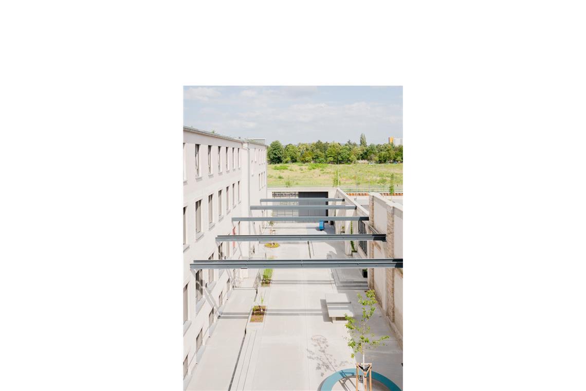 Berliner Top-Büro holt Deutschen Architekturpreis. Wie schneidet Stuttgart ab? Umbau: „Integratives Familienzentrum“ in Dresden von Alexander Poetzsch Architekturen aus Dresden. Das Projekt befindet sich in einem von großformatigen Plattenbauten geprägten Bezirk und . . . und stellt die Umnutzung einer ehemaligen Industrieanlage da.