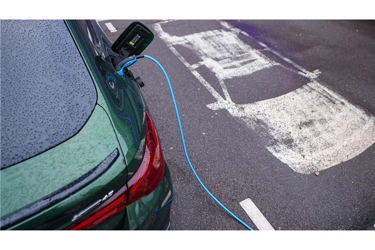 Umfrage: Einige Deutsche haben von neuer E-Auto-Prämie bisher nicht gehört. (Symbolbild)