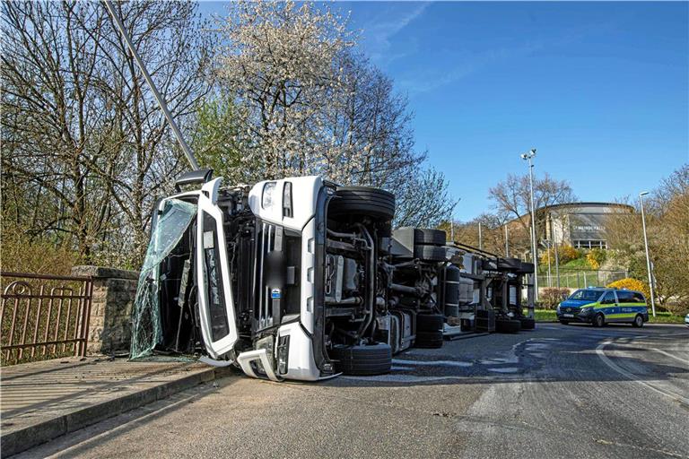 Umgekippter Sattelzug in Weiler zum Stein.Foto: Oskar Eyb/7aktuell