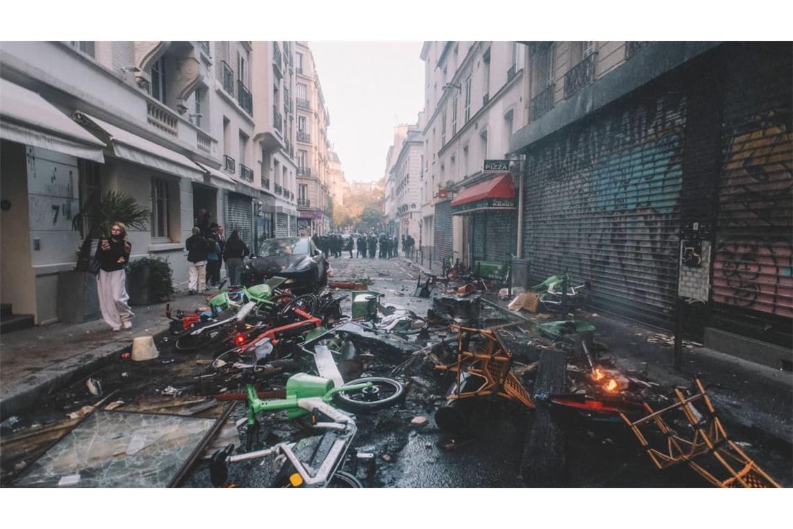 Umgestürzte Leihfahrräder, Roller und Trümmer versperren eine Straße in der Nähe des Place de la République in Paris.