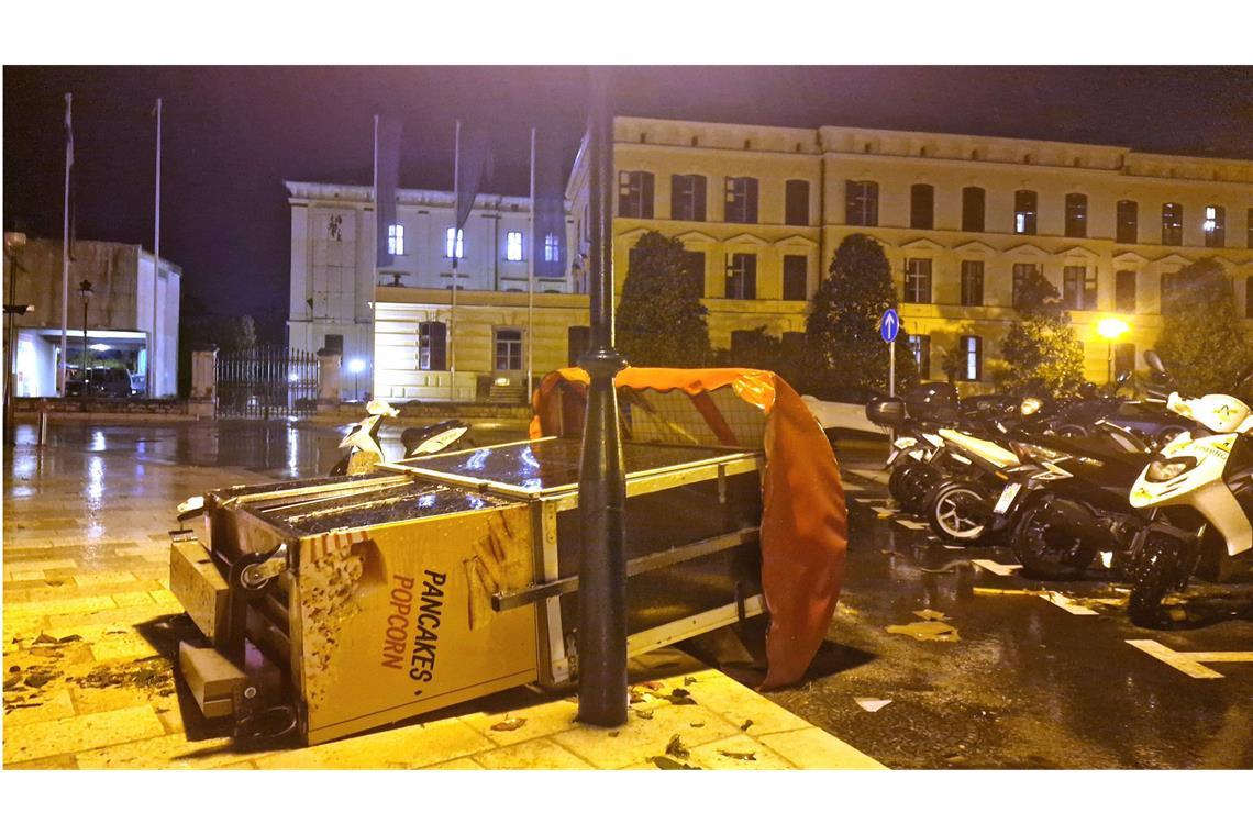 Schwere Gewitter verwüsten beliebte kroatische Ferienregion Umgestürzte Telefonhäuschen sind da noch eher harmlos.