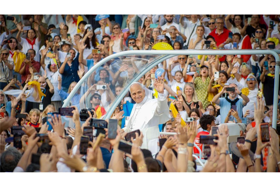 Umjubelt: Papst Leo XIV. kommt zu einer Gebetsvigil im Olympiastadion Lluis Companys in Barcelona.