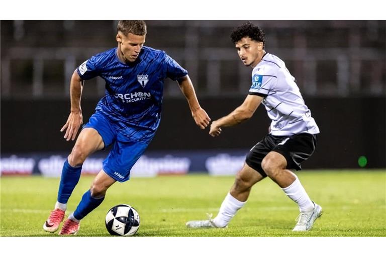 Umkämpftes Duell im Donaustadion mit acht Toren: Heilbronn-Freibergs Michael Martin (li.) gegen Ulms&nbsp; Alexandre Azevedo.