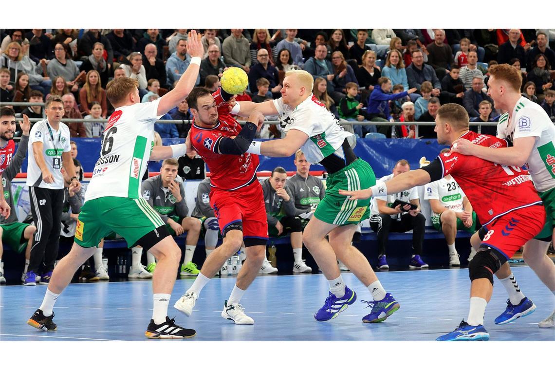 Aufsteiger SG BBM Bietigheim holt ersten Heimpunkt Umkämpftes Duell in Bietigheim: Der beste SG-Werfer Dominik Claus versucht sich gegen die TSV-Abwehr durchzusetzen.