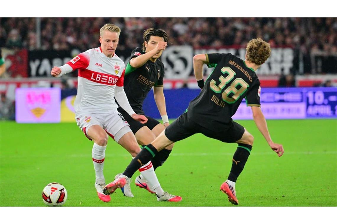 Umkämpftes Spiel: VfB-Linksaußen Chris Führich (li.) im Kampf gegen die Gladbacher Hugo Bolin und Zento Uno.