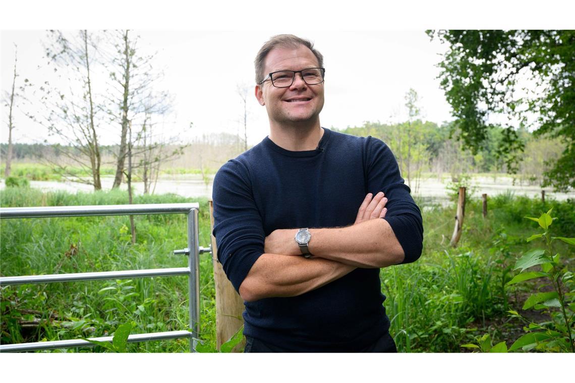 Umweltminister Carsten Schneider (SPD); hier bei einem Besuch der wiedervernässten Möllmer Seewiesen in Brandenburg, glaubt: Von nasseren Mooren kann nicht nur das Klima profitieren, auch die Landwirte gewinnen. (Archivbild)