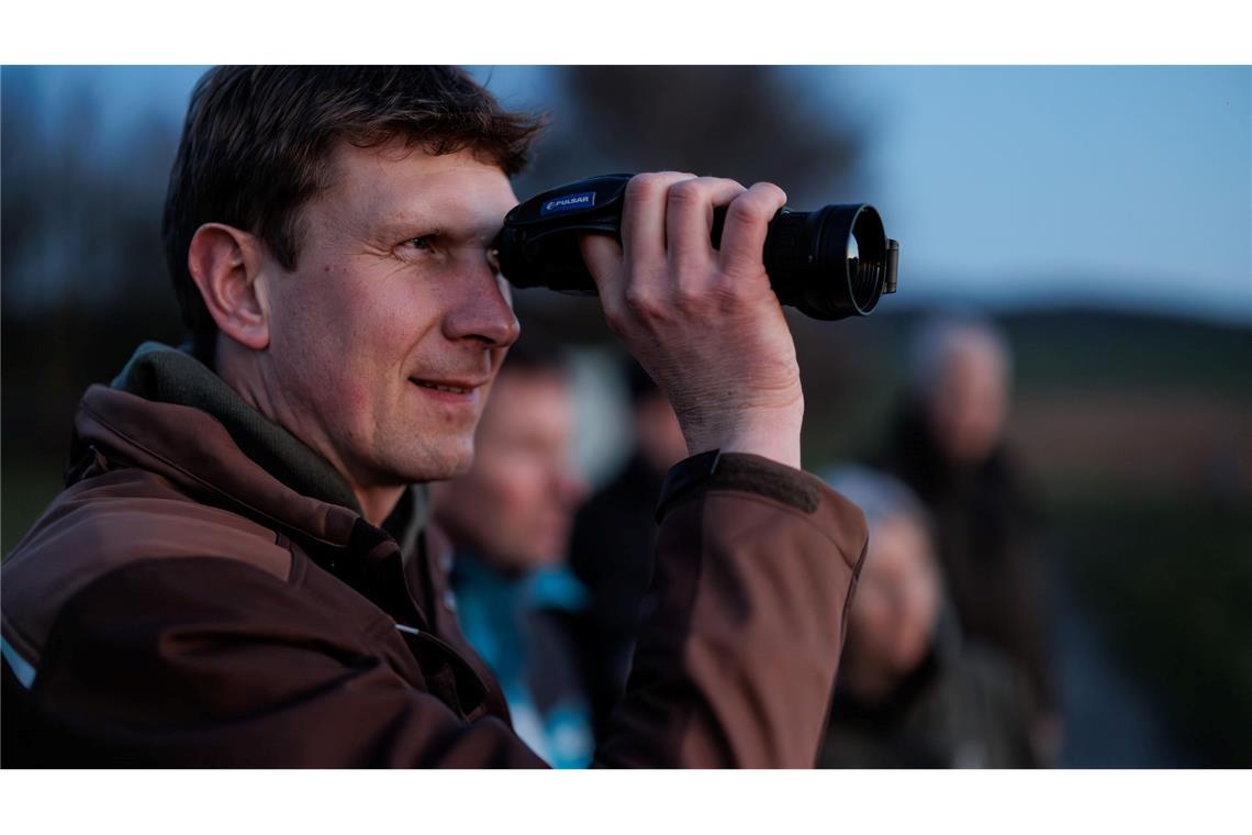 Umweltwissenschaftler Marcel Holy hält nach Rebhühnern Ausschau.