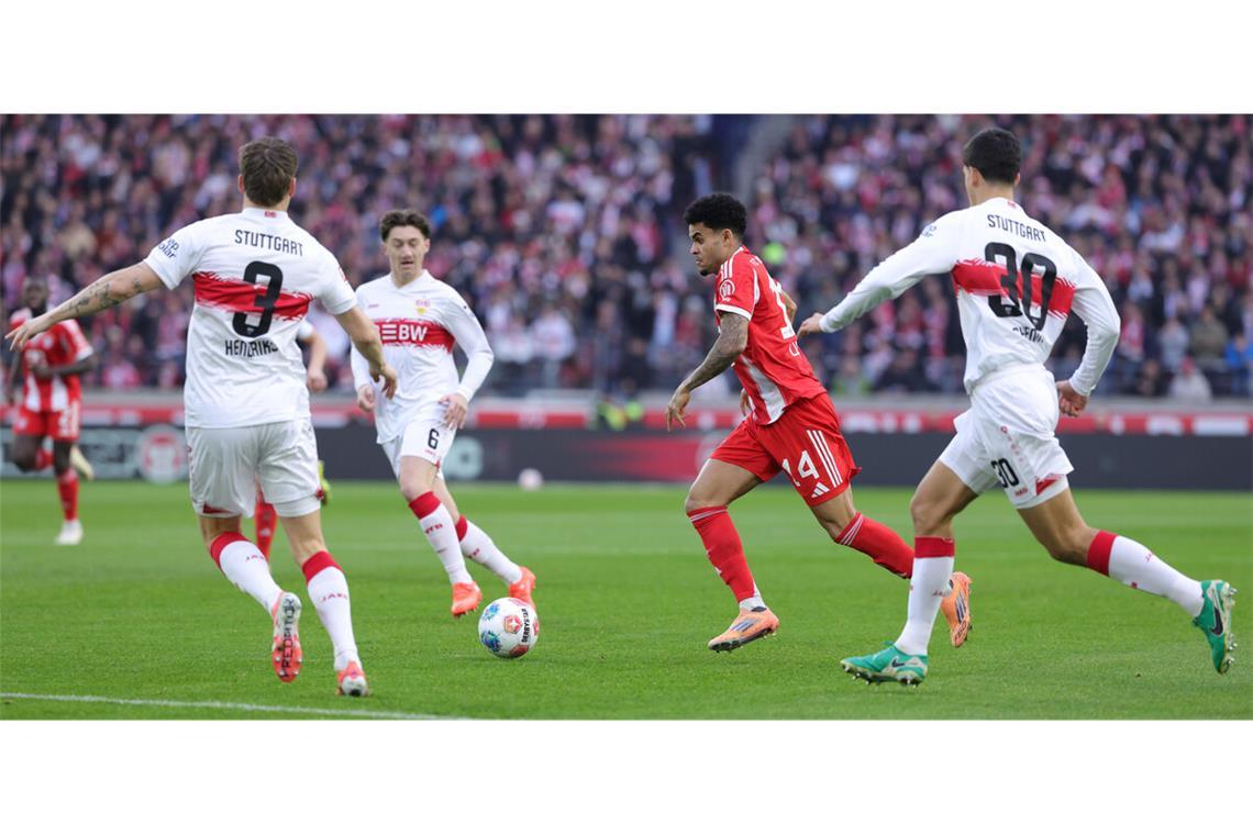 Umzingelt: Den schnelle Bayern Luis Diaz (rotes Trikot) werden die Stuttgarter Ramon Hendriks, Angelo Stiller und Chema (von links) im Finale gut bewachen müssen.