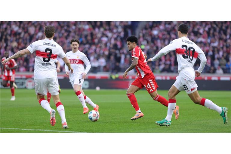 Umzingelt: Den schnelle Bayern Luis Diaz (rotes Trikot) werden die Stuttgarter Ramon Hendriks, Angelo Stiller und Chema (von links) im Finale gut bewachen müssen.