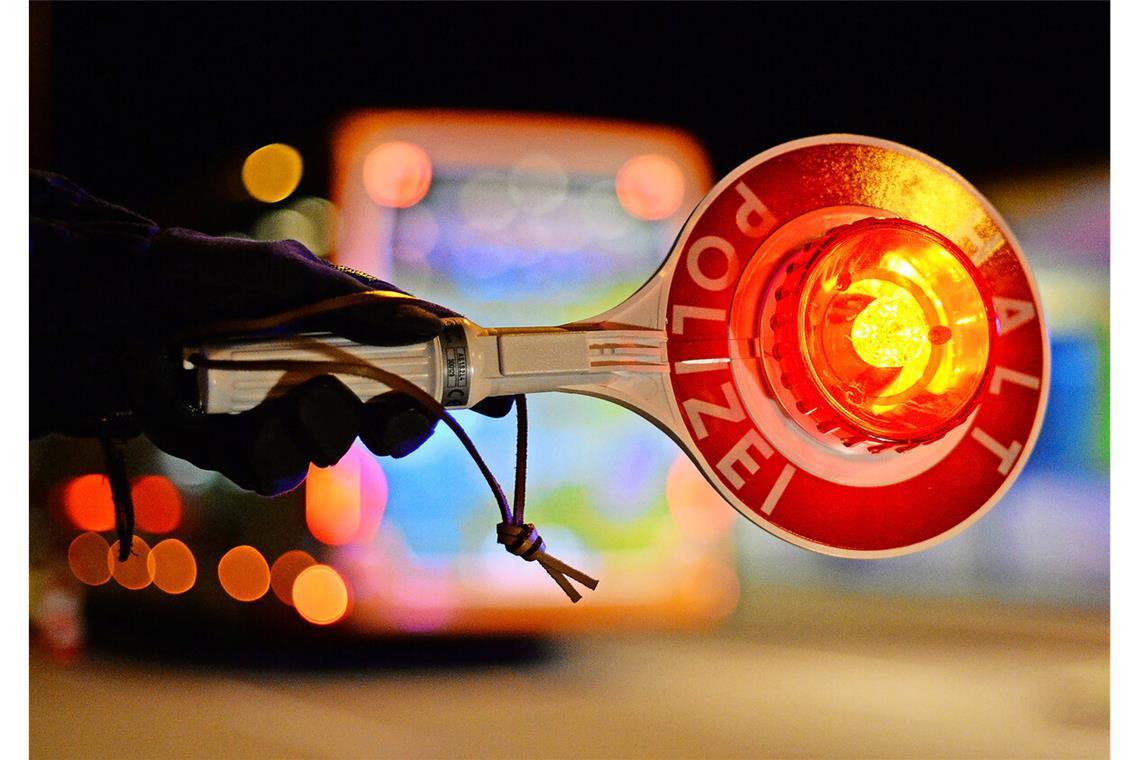 Unauffällig schwimmen Ermittler im Verkehr mit – und zücken dann die Polizeikelle (Symbolbild).