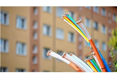 Unbekannte haben mehrere Glasfaserkabel manipuliert. (Symbolfoto)