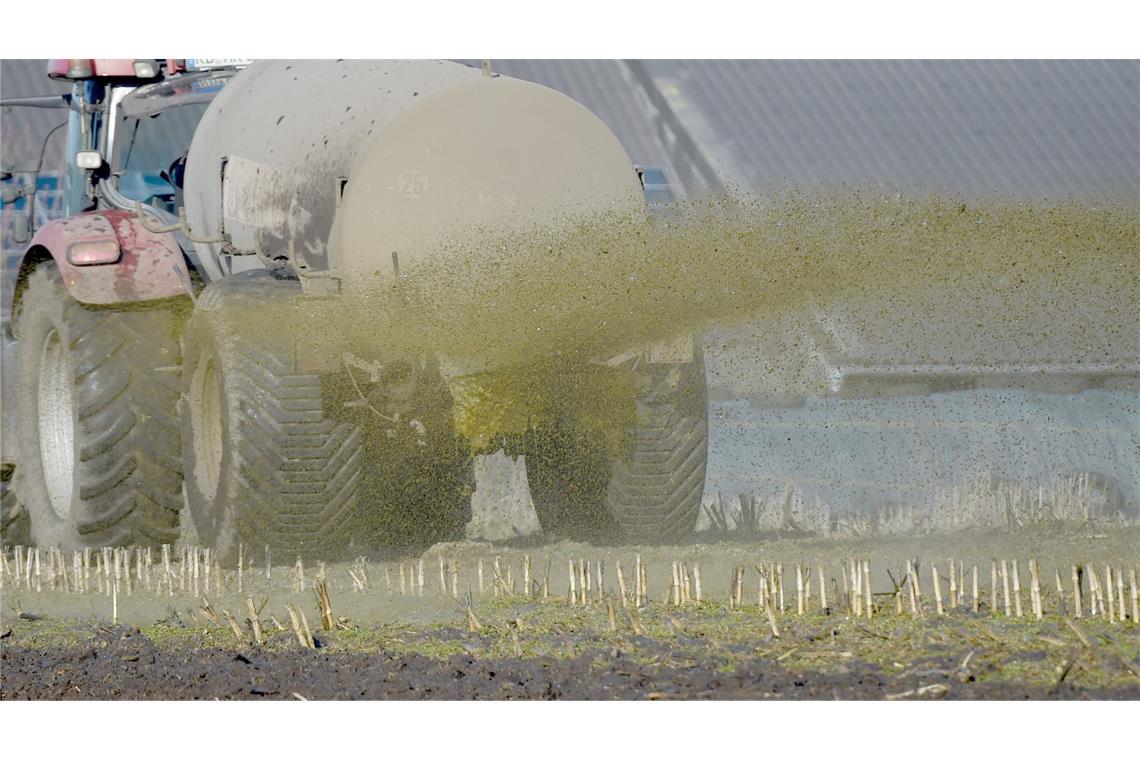 Unbekannte leerten Gülle an einem Wohnhaus in Schwäbisch Gmünd aus. (Symbolbild)