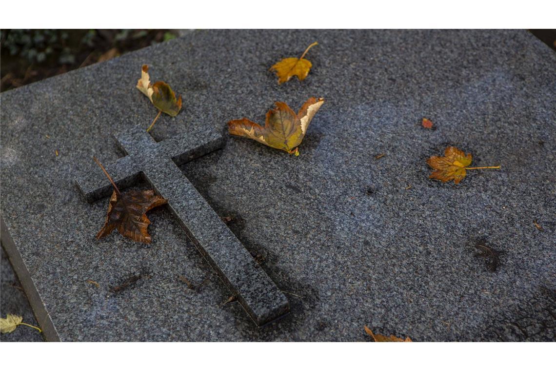 Diebstahl auf Friedhof – Polizei sucht Zeugen Unbekannte Täter beschädigten mehrere Gräber. (Symbolbild)