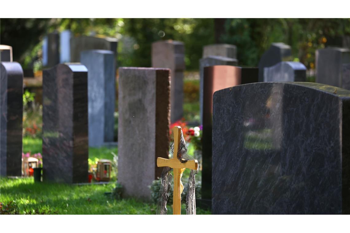 Notdurft auf Friedhof verrichtet - mehrere Vorfälle empören Unbekannte verrichteten ihre Nordurft zwischen Grabsteinen. (Symbolbild)