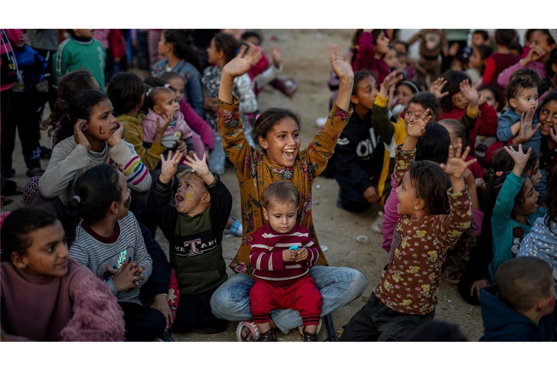 Unbeschwerte Momente: Flüchtlingskinder sehen sich bei einer Vorführung während der Waffenruhe im Gaza-Krieg Zeichentrickfilme an.