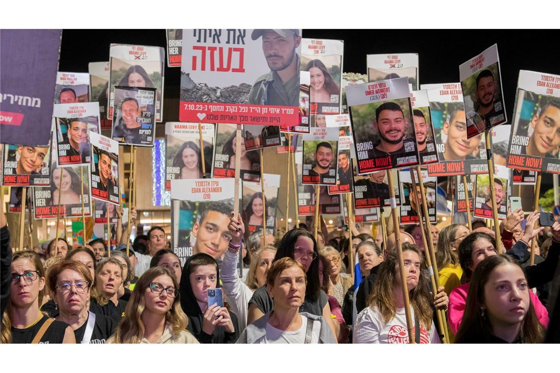 Berichte: Israels Unterhändler zu Gaza-Gesprächen in Katar Unbestätigten Medienberichten zufolge ist eine israelische Delegation in Katar eingetroffen, um über einen Austausch israelischer Geiseln gegen inhaftierte Palästinenser und einen Waffenstillstand im Gazastreifen zu sprechen.