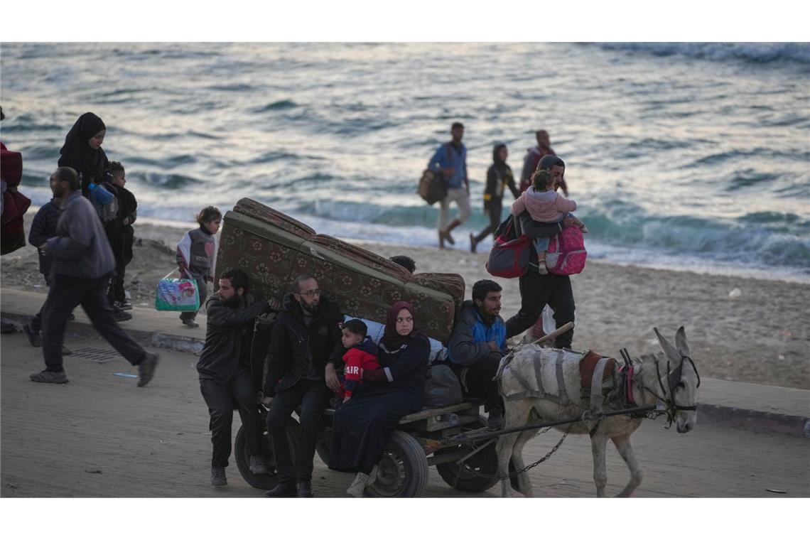 Palästinenser kehren in den Norden Gazas zurück Unbestätigten palästinensischen Berichten zufolge wurden trotz der geltenden Waffenruhe erneut mehrere Menschen bei einem israelischen Angriff getötet.