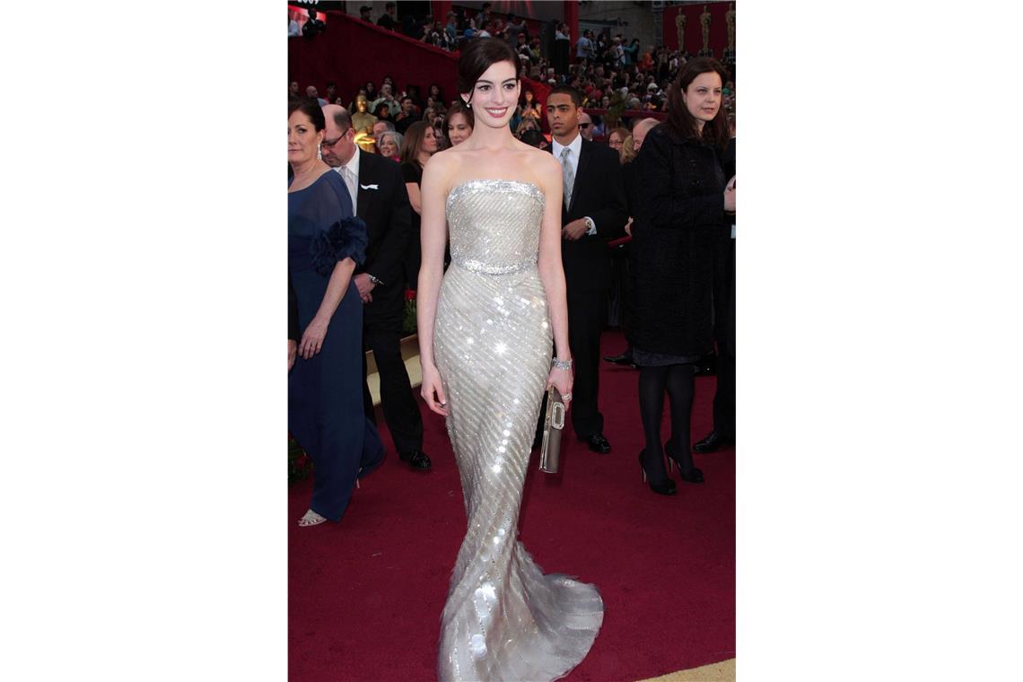 Die schönsten Oscar-Kleider aller Zeiten Unbestritten einer der besten Oscar-Looks aller Zeiten: Anne Hathaway funkelte 2009 in Armani Privé.