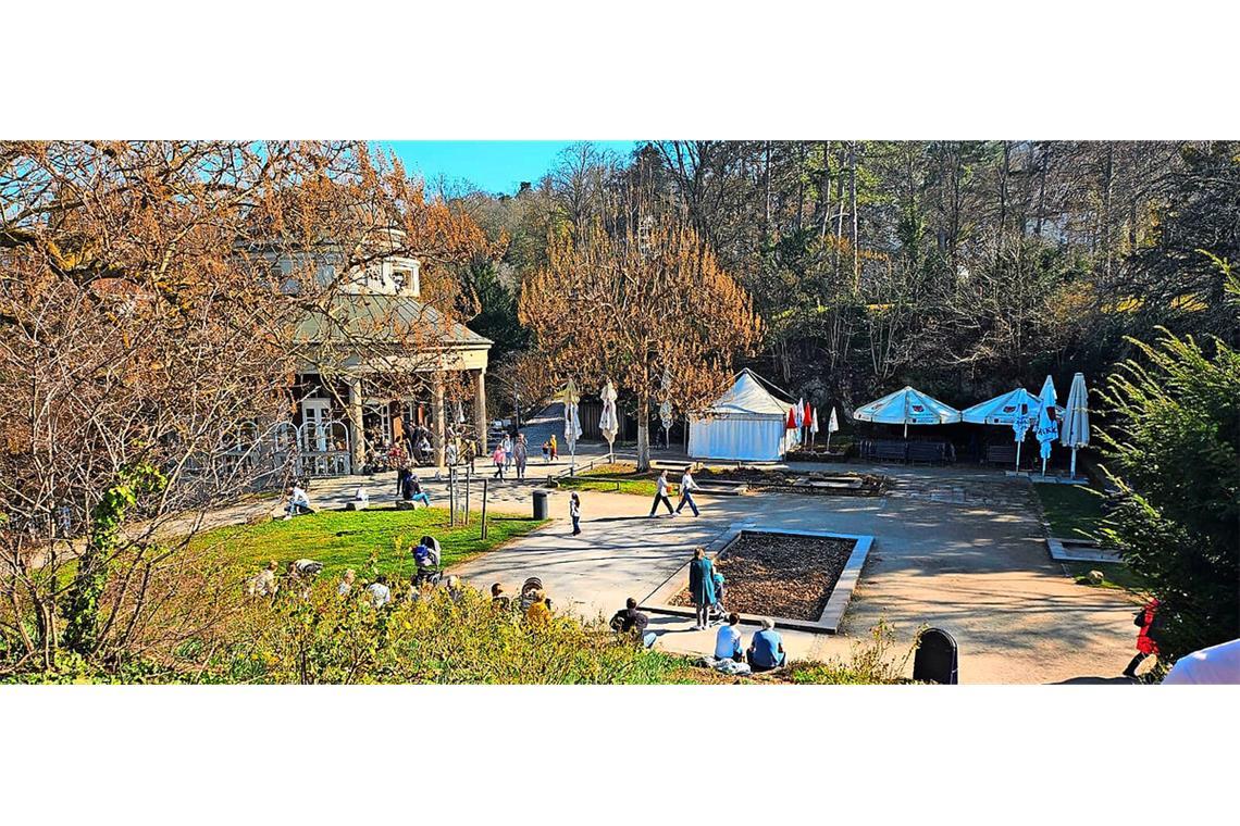 Kein Platz in der Sonne am Teehaus Unbestuhlte Freifläche am Teehaus in Stuttgart: Die Gäste sitzen auf Mäuerchen.
Unbestuhlte Freifläche am Teehaus in Stuttgart: Die Gäste sitzen auf Mäuerchen.