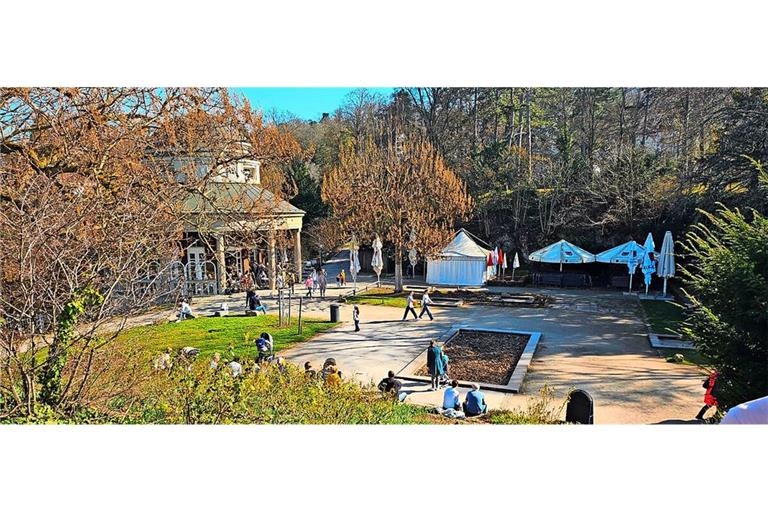 Unbestuhlte Freifläche am Teehaus in Stuttgart: Die Gäste sitzen auf Mäuerchen. 
         Unbestuhlte Freifläche am Teehaus in Stuttgart: Die Gäste sitzen auf Mäuerchen.