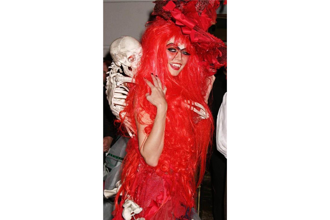Heidis Klums Halloween-Kostüme: Die spektakulären Looks der vergangenen 25 Jahre Und auch 2004 war ihr Kostüm ganz typisch zu Halloween als Skeleton-Lady.
