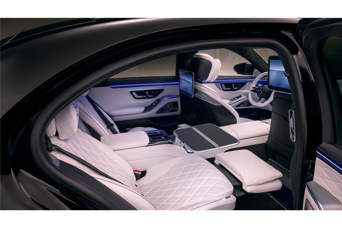 Und auch dafür ist die Business-Limousine bekannt: Zwischendurch mal die Füße hochlegen und entspannen.