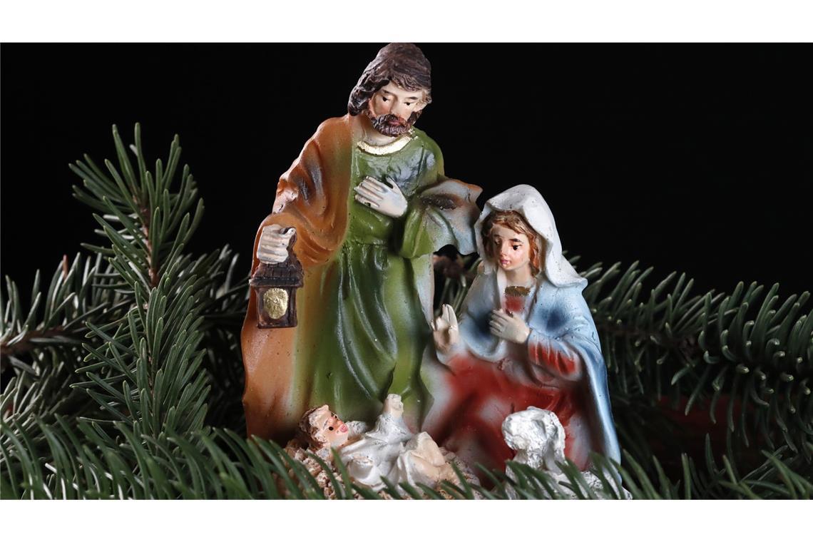 „Und daa dran kenntß is: Ös gaatß ayn Kindl finddn, wo in Windln gwicklt ist und in ayner Krippn ligt“ (Lukas-Evangelium, Kapitel 2, Vers 12 auf Bayerisch).