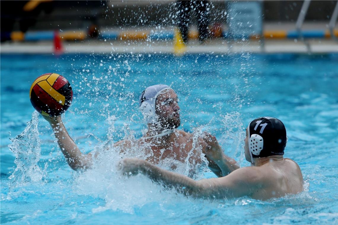 Zwischen Arzthaube und Wasserballmütze ...und dem Spaß des 27-Jährigen (links) beim Kampf im kühlen Nass als Hobby-Wasserballer der TSG. Fotos: A. Becher, privat