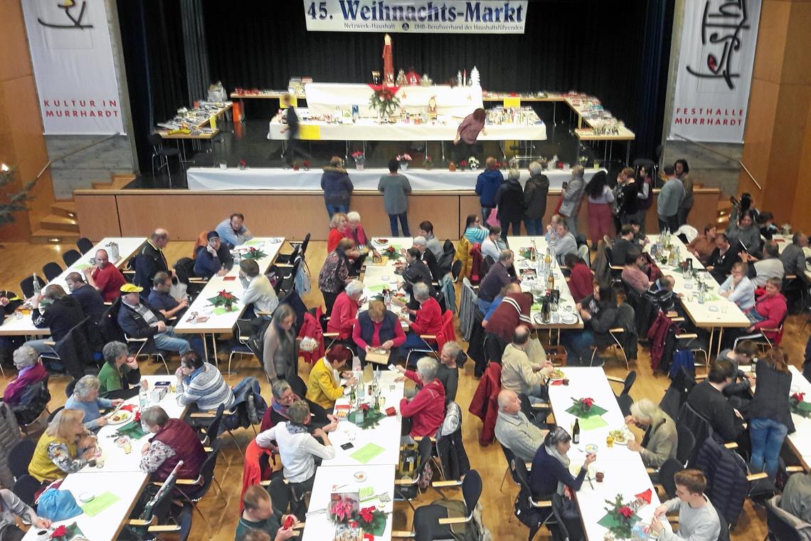 Ungewisse Zukunft einer Adventstradition ...und in der Murrhardter Festhalle gemeinsam etwas essen, trinken und ein Schwätzchen halten. Archivfotos: E. Klaper/privat