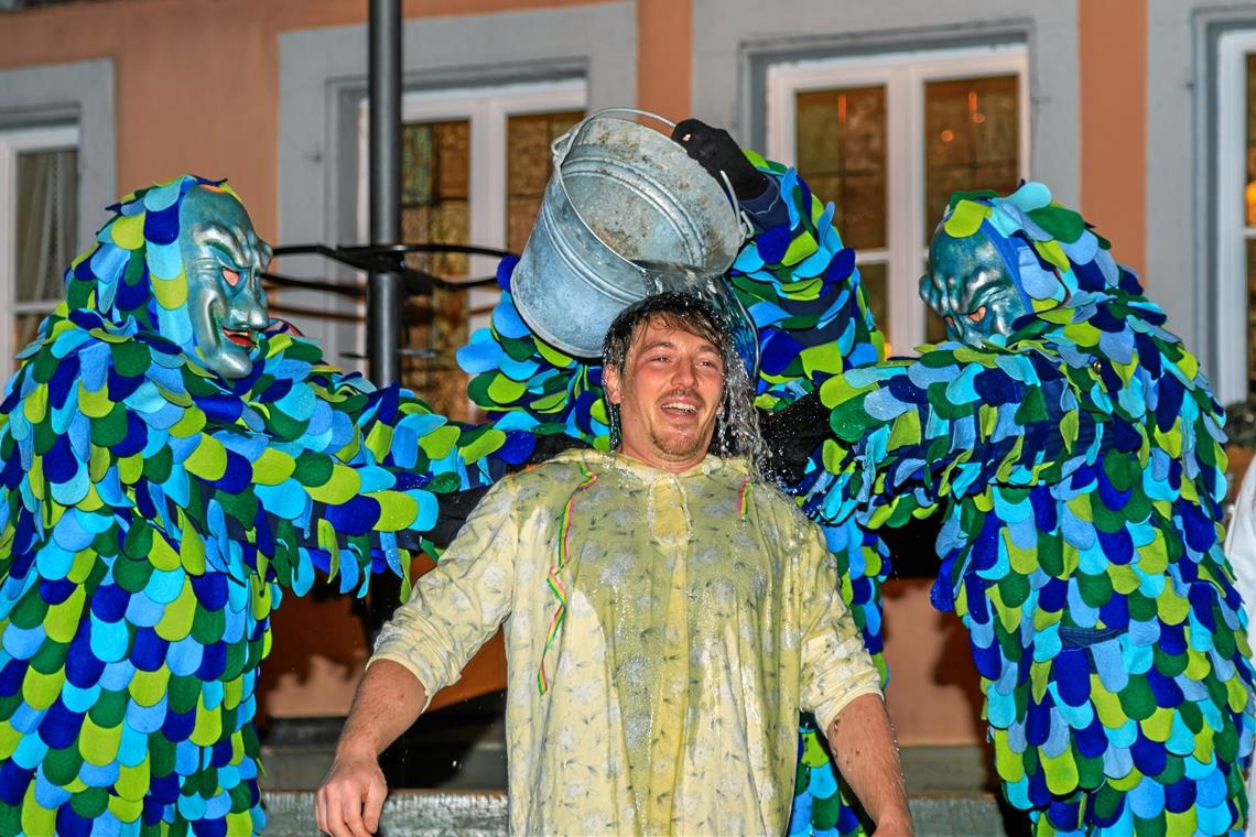 Närrische Regentschaft und Tauffreuden ...und Nils Löchner genüsslich mit Wasser übergossen.