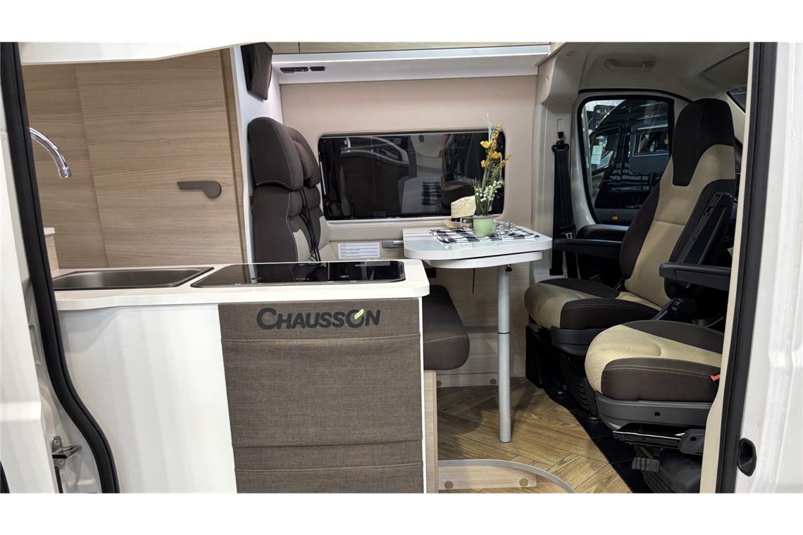Diese günstigen Wohnmobile gibt es auf der CMT Und so sieht der Franzose innen aus.