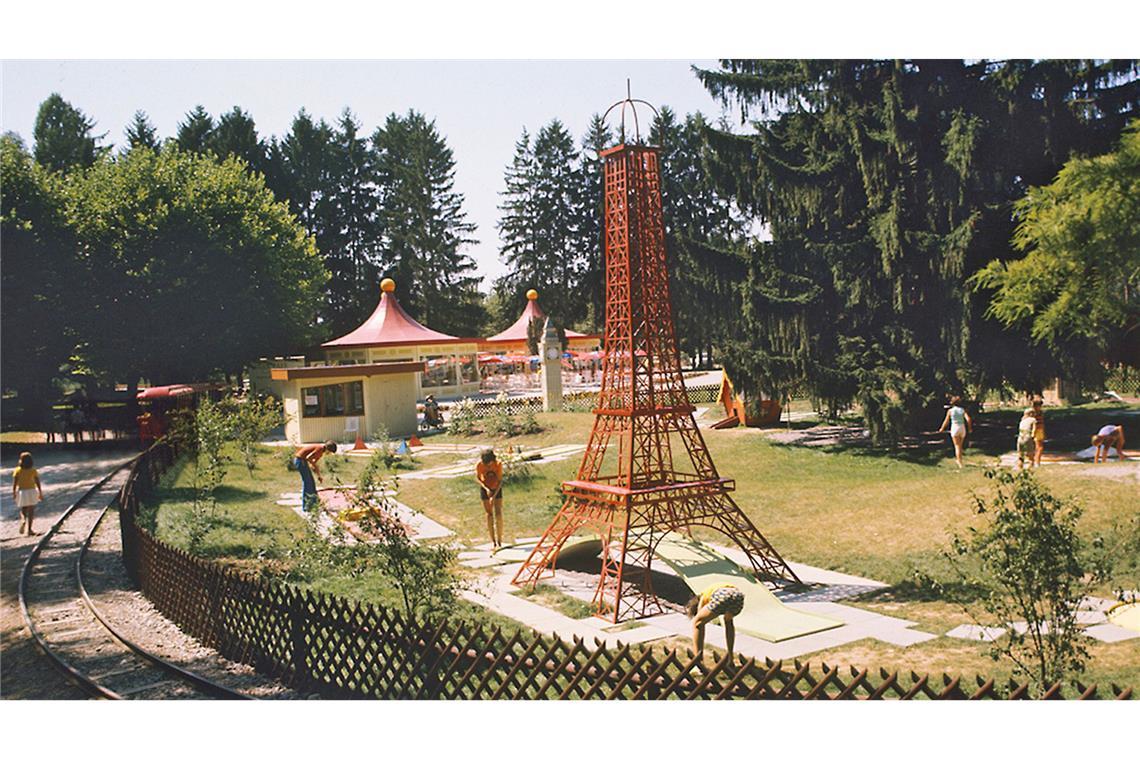 Deutschlands größter Freizeitpark baut neuen Themenbereich Und wer es erkunden, wollte bestieg eine Westernbahn, die noch heute als Panorama-Bahn durch den Park rattert.