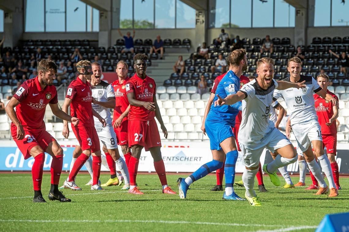 Und wieder hat es geklingelt: Mit dem 2:0 in der zwölften Minute stellte Johannes Reichert die Weichen für Ulm bereits auf Sieg, letztlich fing sich Großaspach sechs Tore ein. Foto: L. Schwerdtfeger