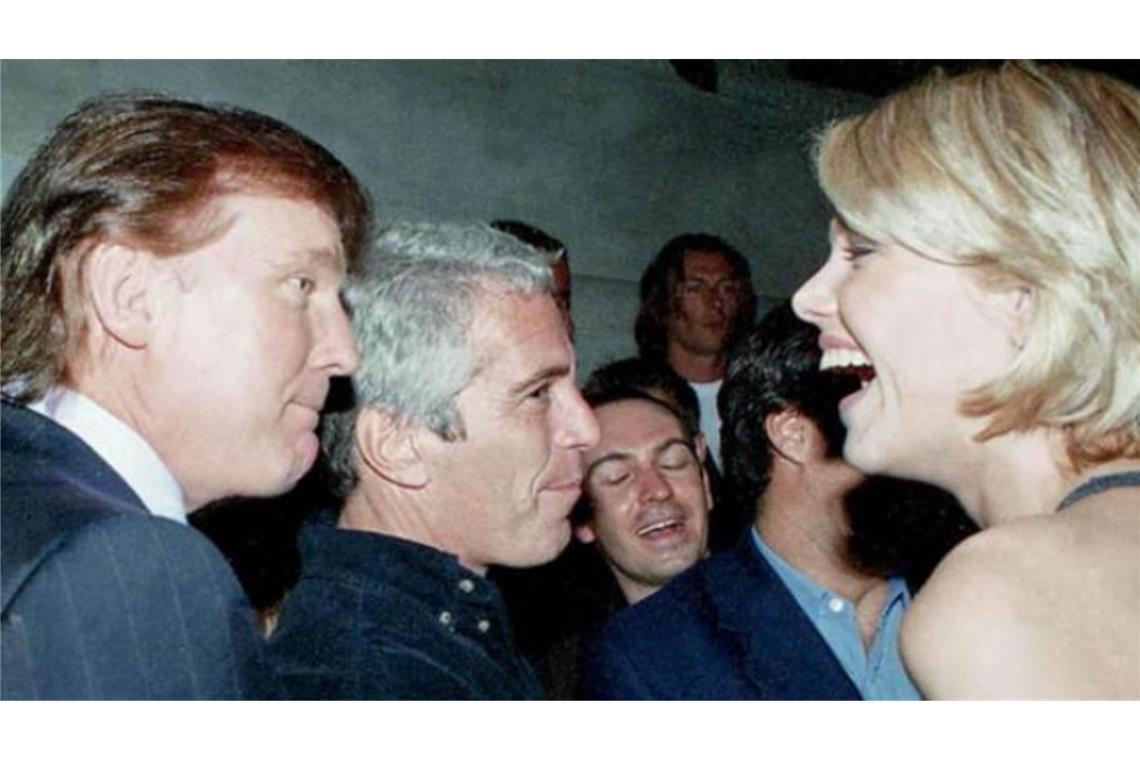 Undatiertes Foto aus Jeffrey Epsteins persönlicher Sammlung: US-Präsident Donald Trump (l.) mit Epstein (M.) im Gespräch mit einer unbekannten Frau (Archivfoto).