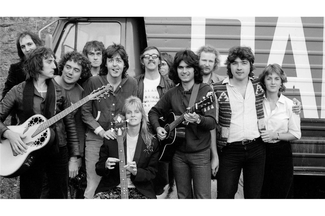 Undatiertes Foto von Paul McCartney (Mitte links), neben seiner Frau Linda, mit den Bandkollegen von Wings.