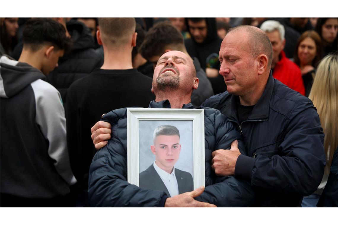 Bilder des Tages Unendliche Trauer: Dragi Stojanov weint bei einer Mahnwache und hält ein Foto seines Sohnes Tomche, eines der Opfer eines massiven Brandes in einem Nachtclub in Kocani.