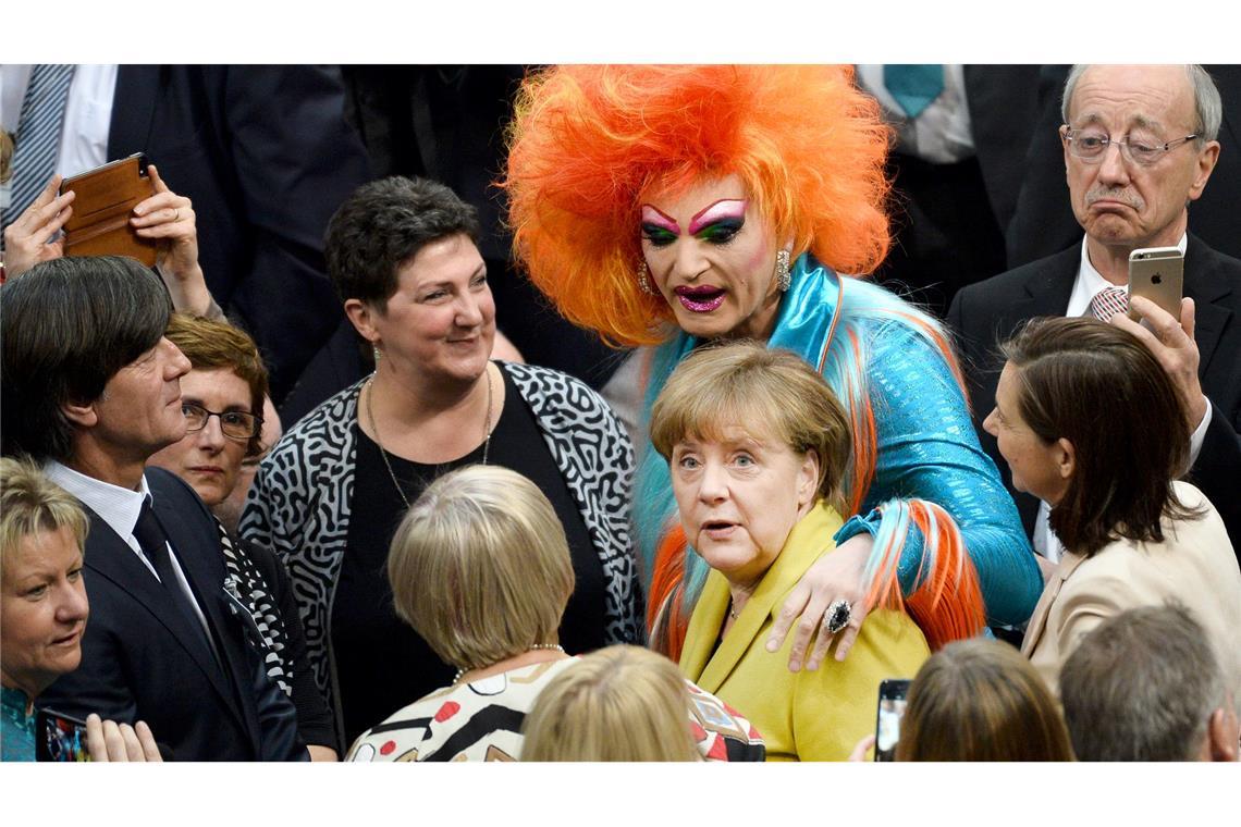 Unerwartetes Zusammentreffen: Kanzlerin Angela Merkel und Travestiekünstlerin Olivia Jones in der Bundesversammlung 2017. (Archivbild)