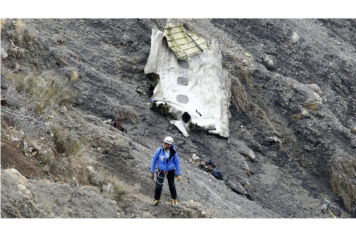 Zwei unterschiedliche Erzählungen des Unglücks Unfallstelle oberhalb der Stadt Seyne-les-Alpes: Im kontrollierten Sinkflug steuerte der Flug 9525 in ein Bergmassiv in Südfrankreich.