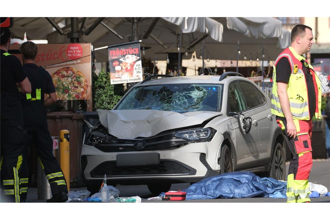 Unfallwagen in Leipzig: Das Auto war mit hohem Tempo durch die Innenstadt gerast – es gab mehrere Verletzte.