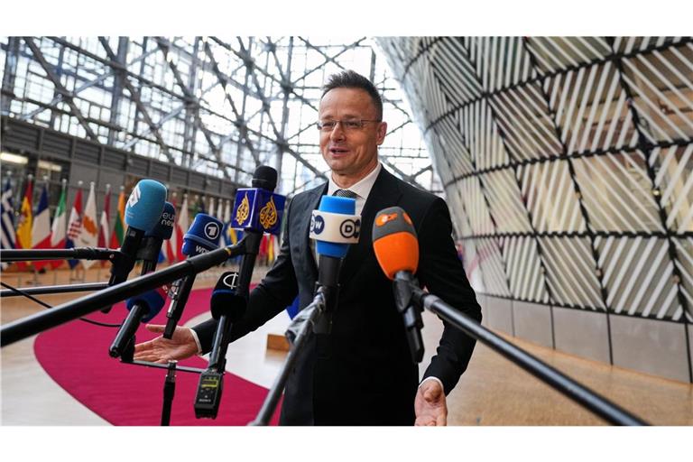 Ungarns Außenminister Peter Szijjarto lässt den Vorwurf des Wortbruches in Sachen Ukraine-Hilfe an sich abtropfen.