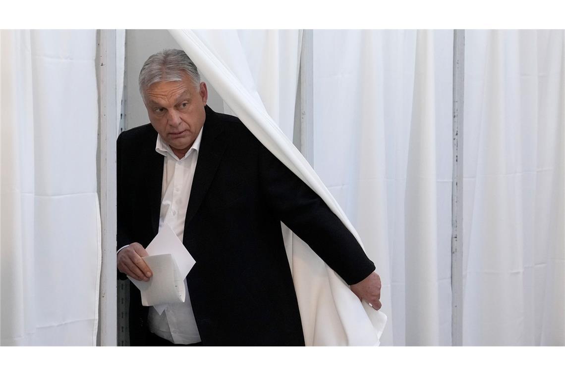 Ungarns Ministerpräsident Viktor Orban hat am frühen Morgen bei der Parlamentswahl seine Stimme abgegeben.