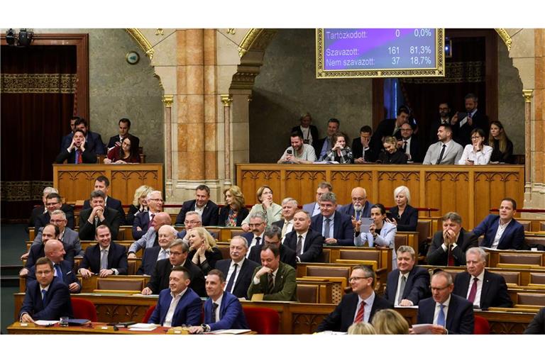 Ungarns Parlament hat eine Verfassungsänderung beschlossen, der zufolge der Mensch ausschließlich als Mann oder Frau definiert wird.