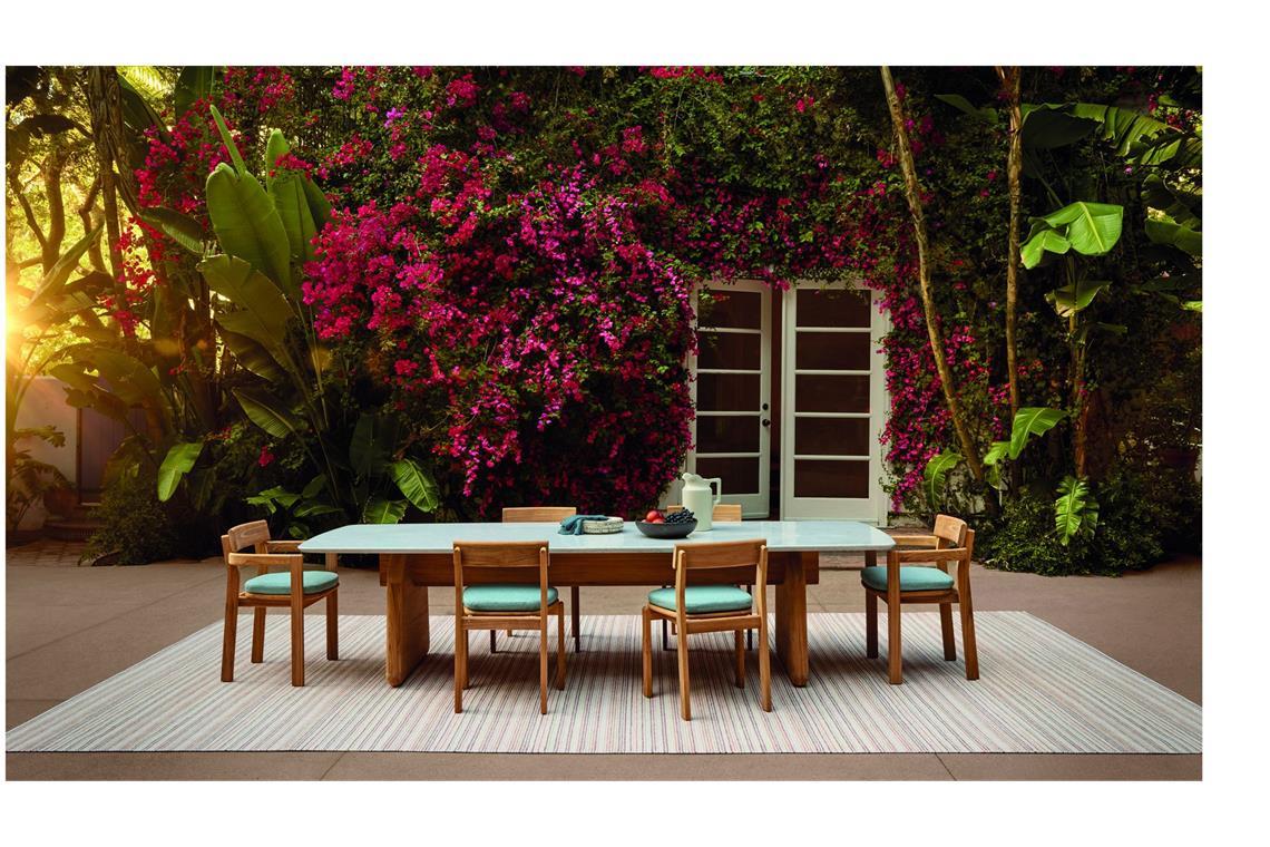 Ungebrochen ist der Trend zum Draußenkochen auch – zur Outdoorküche gibt es dann den passenden langen Esstisch mit stapelbaren Stühlen und Outdoor-Teppich: Sutherland „Arlette“.