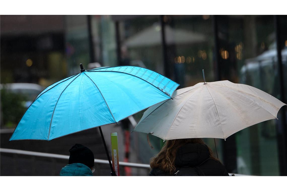 Grillfreunde müssen tapfer bleiben - Es bleibt regnerisch Ungetrübtes Sommerwetter lässt in Teilen des Südwestens weiter auf sich warten (Symbolfoto).