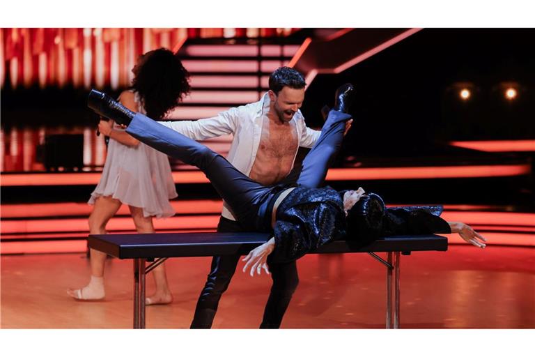 Ungewöhnliche Szene: Jurymitglied Jorge González liegt auf einem Tisch.