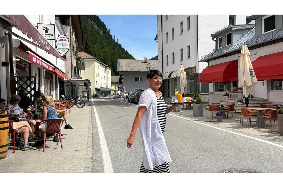Ungewohnte Szenerie am Brenner: Café-Gäste konnten stressfrei auf der anderen Straßenseite bedient werden.