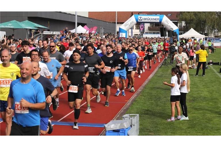 Ungewohnter Startpunkt, ungewohnte Strecke - gewohnter Andrang: Der Citylauf Leonberg 2026 begann und endete beim SV Leonberg/Eltingen, die Strecke führte nicht durch die Stadt, sondern über Wald, Feld und Flur.