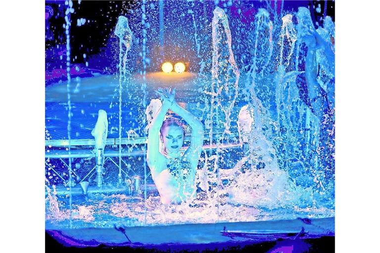 Ungewohntes Bild für Zirkusbesucher: Die Artisten zeigen ihre Kunststücke unter, im und auf dem Wasser.